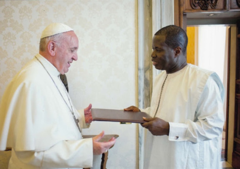 Nouvel Ambassadeur du Sénégal près le Saint-Siège, le commissaire Léopold Diouf a présenté ses lettres de créances au Pape François Nouvel Ambassadeur du Sénégal près le Saint-Siège, le commissaire Léopold Diouf a présenté ses lettres de créances au Pape François