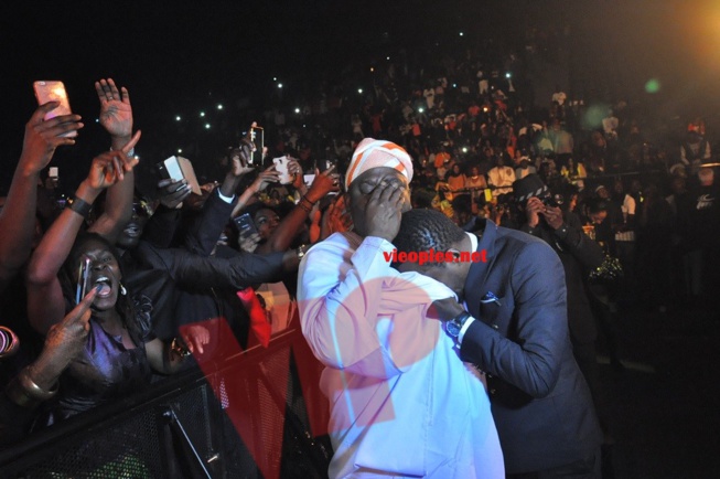 Berçy de Waly Seck, les larmes du photographe Chon et Samy Thioune. Berçy de Waly Seck, les larmes du photographe Chon et Samy Thioune.