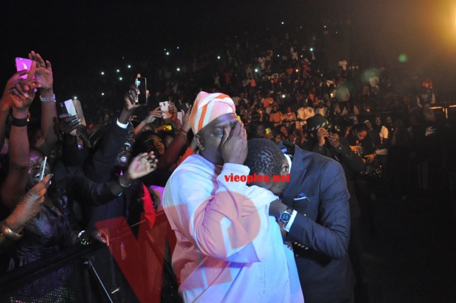 Berçy de Waly Seck, les larmes du photographe Chon et Samy Thioune. Berçy de Waly Seck, les larmes du photographe Chon et Samy Thioune.