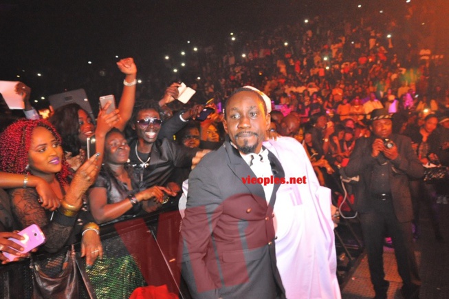 Berçy de Waly Seck, les larmes du photographe Chon et Samy Thioune. Berçy de Waly Seck, les larmes du photographe Chon et Samy Thioune.