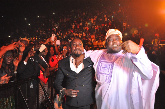 Berçy de Waly Seck, les larmes du photographe Chon et Samy Thioune. Berçy de Waly Seck, les larmes du photographe Chon et Samy Thioune.