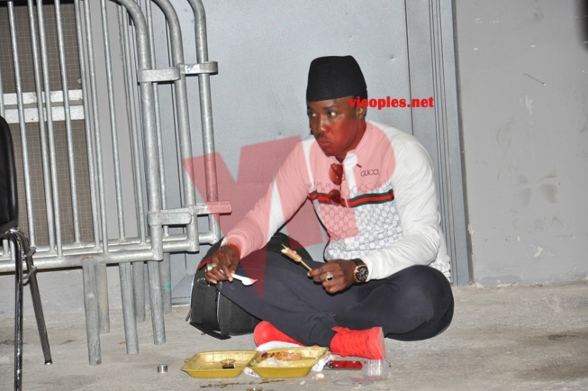 L'incontournable animateur de la Zik Fm, Cheikh Sarr savoure son plat à Paris. No comment!