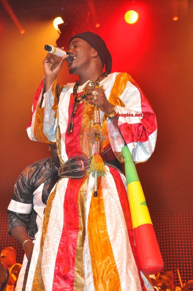 PHOTOS: Waly Seck en mode "Baye Fall" sur la scène de Bercy. PHOTOS: Waly Seck en mode "Baye Fall" sur la scène de Bercy.