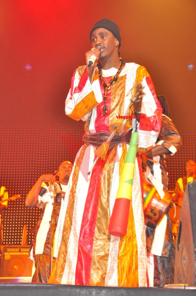 PHOTOS: Waly Seck en mode "Baye Fall" sur la scène de Bercy. PHOTOS: Waly Seck en mode "Baye Fall" sur la scène de Bercy.