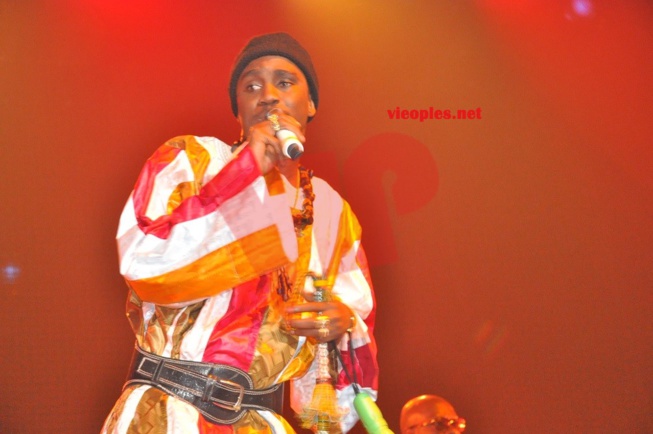 PHOTOS: Waly Seck en mode "Baye Fall" sur la scène de Bercy. PHOTOS: Waly Seck en mode "Baye Fall" sur la scène de Bercy.
