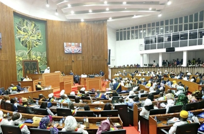 Réintégration d’Ousmane Sonko à l'Assemblée : des députés de l’opposition saisissent le Conseil constitutionnel Réintégration d’Ousmane Sonko à l'Assemblée : des députés de l’opposition saisissent le Conseil constitutionnel