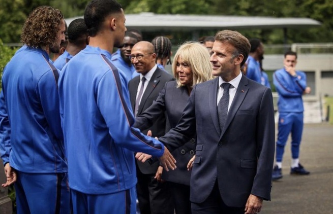 France : En visite à Clairefontaine, Macron évoque le match face au Sénégal au Mondial France : En visite à Clairefontaine, Macron évoque le match face au Sénégal au Mondial