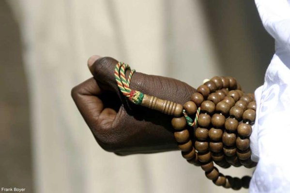 Forte présence du chapelet dans la société sénégalaise : Preuve d’une fervente foi ou de l’exhibitionnisme religieux ? Forte présence du chapelet dans la société sénégalaise : Preuve d’une fervente foi ou de l’exhibitionnisme religieux ?