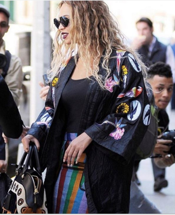 La chanteuse Beyonce habillée par la jeune styliste sénégalaise Selly Raby Kane La chanteuse Beyonce habillée par la jeune styliste sénégalaise Selly Raby Kane