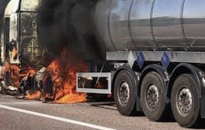 Autoroute à péage : un camion-citerne transportant du carburant en feu, la circulation fortement perturbée Autoroute à péage : un camion-citerne transportant du carburant en feu, la circulation fortement perturbée