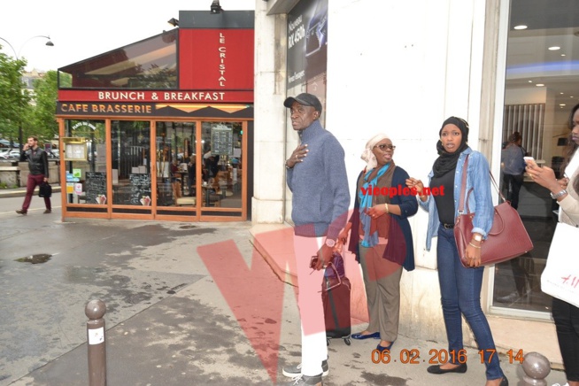 Le journaliste Jonshon Mbengue avec ses collégues de l'APIX à Paris. Le journaliste Jonshon Mbengue avec ses collégues de l'APIX à Paris.