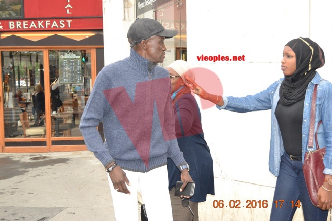 Le journaliste Jonshon Mbengue avec ses collégues de l'APIX à Paris. Le journaliste Jonshon Mbengue avec ses collégues de l'APIX à Paris.