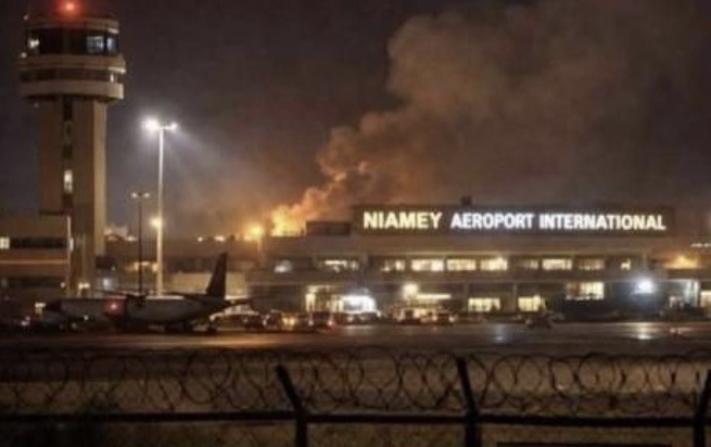 Niger: la branche sahélienne d'Al-Qaida revendique l'attaque meurtrière contre l'aéroport de Niamey Niger: la branche sahélienne d'Al-Qaida revendique l'attaque meurtrière contre l'aéroport de Niamey
