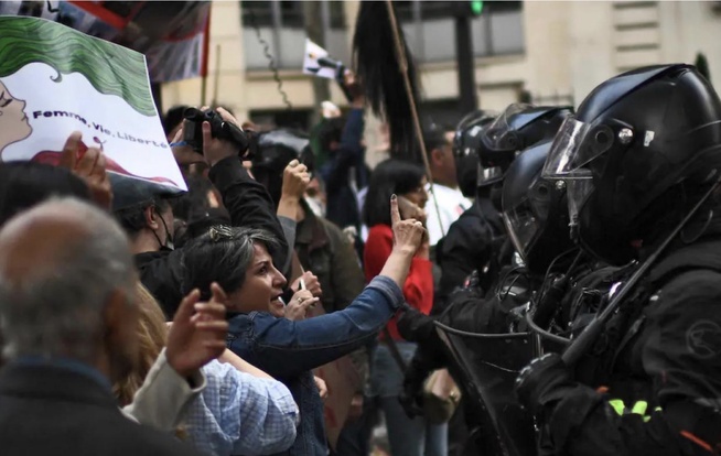 Des manifestants contre la répression en Iran bravent une interdiction de rassemblement à Paris