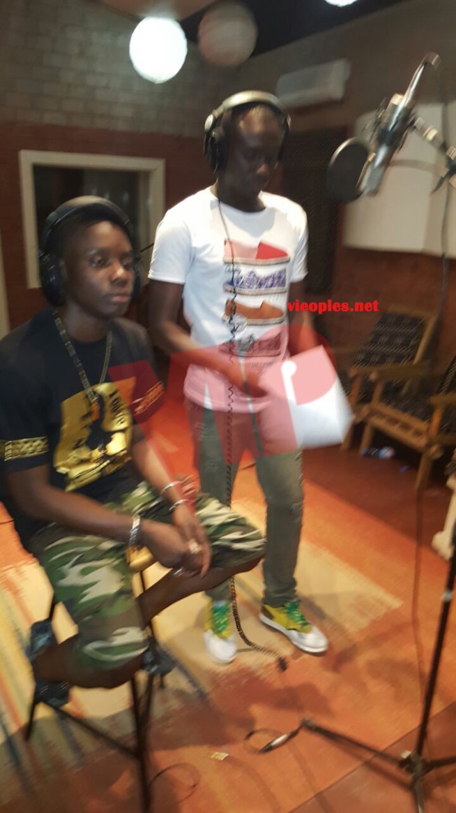 Dakar Bamako: Pape Diouf en studio avec Sidiki Diabate pour un featuring explosif bientôt. Dakar Bamako: Pape Diouf en studio avec Sidiki Diabate pour un featuring explosif bientôt.