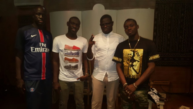 Dakar Bamako: Pape Diouf en studio avec Sidiki Diabate pour un featuring explosif bientôt. Dakar Bamako: Pape Diouf en studio avec Sidiki Diabate pour un featuring explosif bientôt.