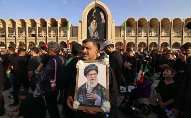 A Téhéran, des fidèles appellent à la "vengeance" devant le cercueil de Khamenei A Téhéran, des fidèles appellent à la "vengeance" devant le cercueil de Khamenei