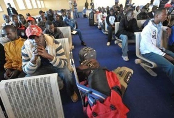Après les 20 expulsés des États-Unis : 40 Sénégalais en salle d'embarquement Après les 20 expulsés des États-Unis : 40 Sénégalais en salle d'embarquement