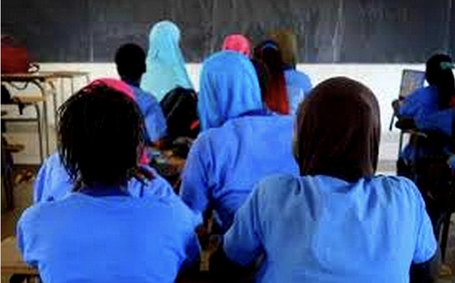 Rufisque : Un professeur de maths déféré pour avoir embrassé une élève mineure en pleine salle de classe Rufisque : Un professeur de maths déféré pour avoir embrassé une élève mineure en pleine salle de classe