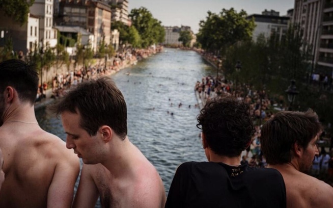 Canicule: la France suffoque, Paris et une vingtaine de départements voient rouge