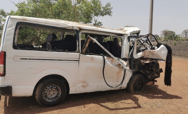Saint-Louis : Un minicar « Cheikhou Chérifou » se renverse et fait trois morts Saint-Louis : Un minicar « Cheikhou Chérifou » se renverse et fait trois morts