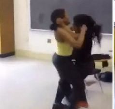 Incroyable bagarre à Ziguinchor - Deux jeunes filles, en classe de Terminale, se battent dans la rue pour un « lover boy » Incroyable bagarre à Ziguinchor - Deux jeunes filles, en classe de Terminale, se battent dans la rue pour un « lover boy »