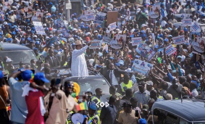Dakar : Accueil populaire pour Macky Sall après deux ans d'absence Dakar : Accueil populaire pour Macky Sall après deux ans d'absence