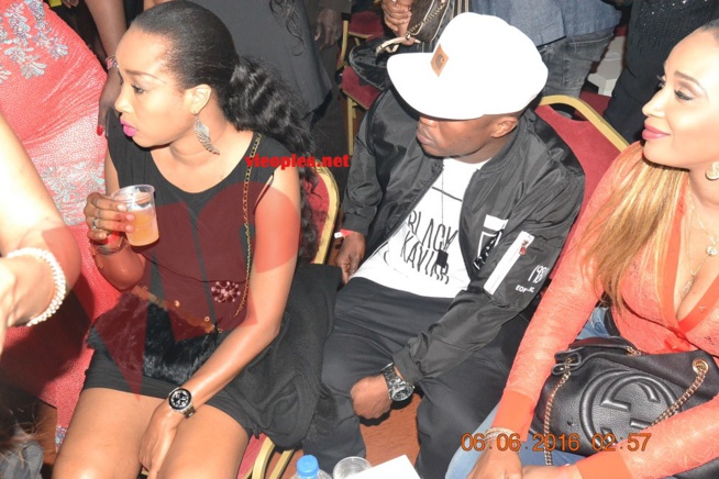 L'ex sage et discrète mannequin, Mareme Sidibé sirote on jus d'orange à Paris. L'ex sage et discrète mannequin, Mareme Sidibé sirote on jus d'orange à Paris.