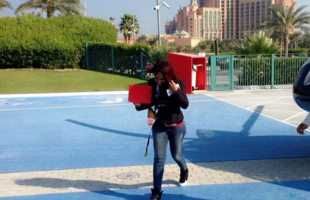 Viviane Chidid descend d’un hélicoptère à Dubai avec son manageur Didjack