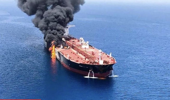 Un pétrolier en feu au large de l'Arabie saoudite après une frappe d'un "projectile inconnu"