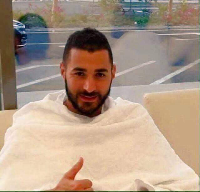 Photos: Karim Benzema en mode Oumra à la Mecque