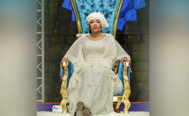 Sokhna Aïda Diallo annoncée chez un célèbre khalife : la visite suscite polémique à Touba Sokhna Aïda Diallo annoncée chez un célèbre khalife : la visite suscite polémique à Touba