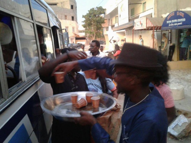 Bien fait du ramadan, le chanteur Demba Guissé et son fans club distribue des "Ndogous" aux Parcelles Assainies.