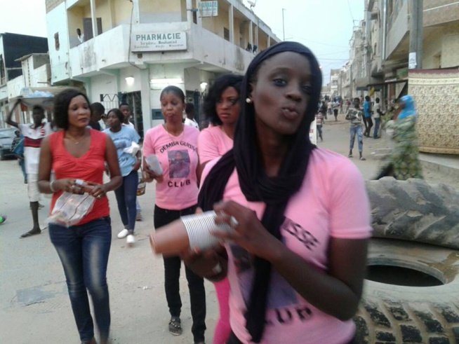 Bien fait du ramadan, le chanteur Demba Guissé et son fans club distribue des "Ndogous" aux Parcelles Assainies. Bien fait du ramadan, le chanteur Demba Guissé et son fans club distribue des "Ndogous" aux Parcelles Assainies.