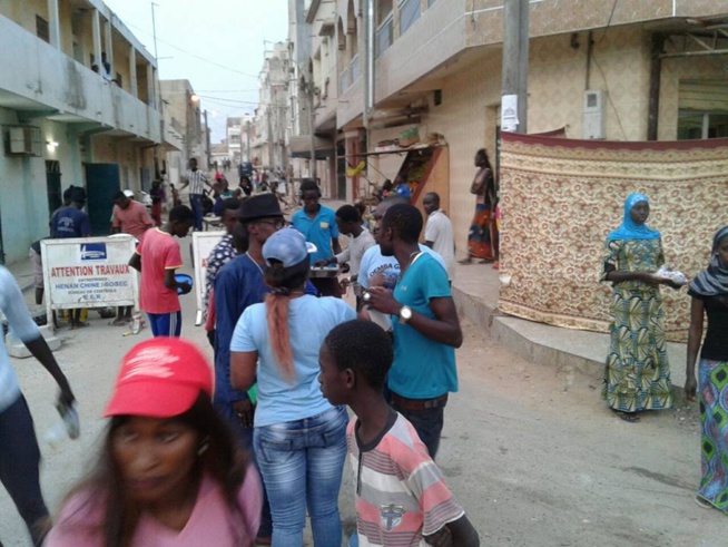 Bien fait du ramadan, le chanteur Demba Guissé et son fans club distribue des "Ndogous" aux Parcelles Assainies.