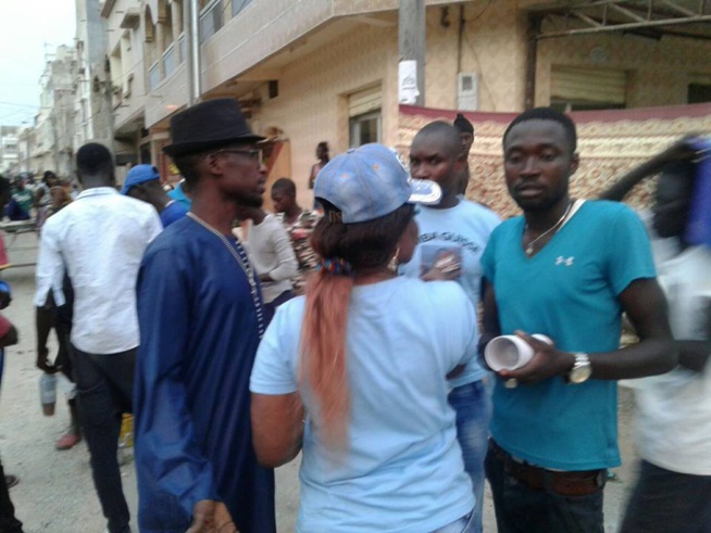 Bien fait du ramadan, le chanteur Demba Guissé et son fans club distribue des "Ndogous" aux Parcelles Assainies. Bien fait du ramadan, le chanteur Demba Guissé et son fans club distribue des "Ndogous" aux Parcelles Assainies.
