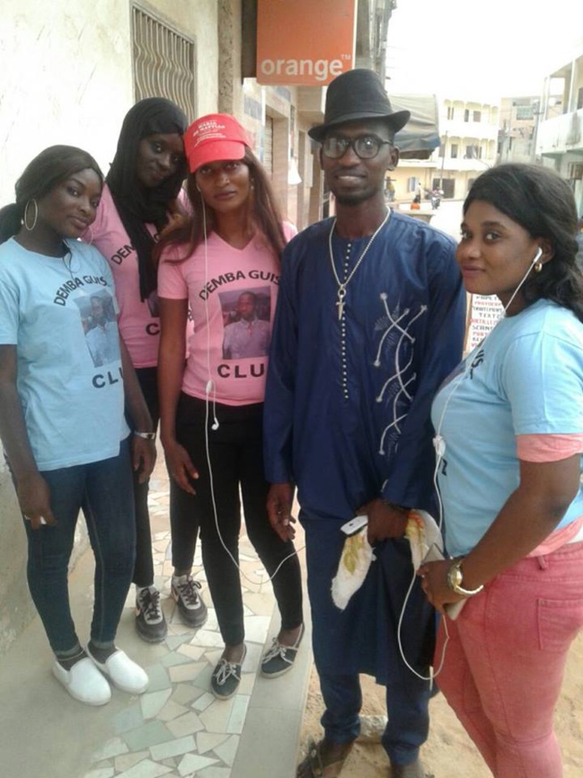 Bien fait du ramadan, le chanteur Demba Guissé et son fans club distribue des "Ndogous" aux Parcelles Assainies. Bien fait du ramadan, le chanteur Demba Guissé et son fans club distribue des "Ndogous" aux Parcelles Assainies.