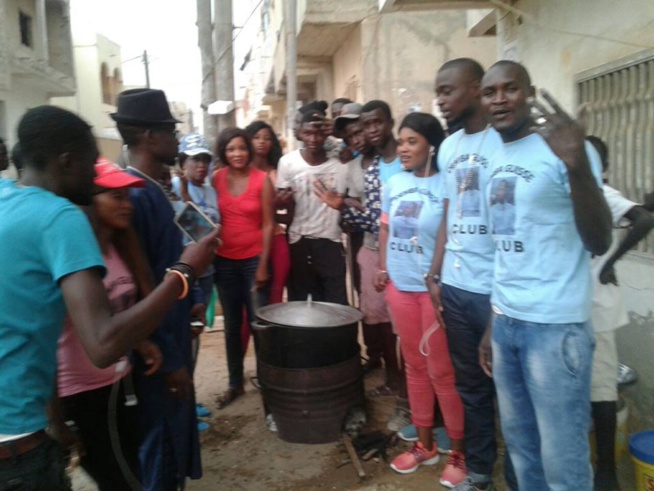 Bien fait du ramadan, le chanteur Demba Guissé et son fans club distribue des "Ndogous" aux Parcelles Assainies.