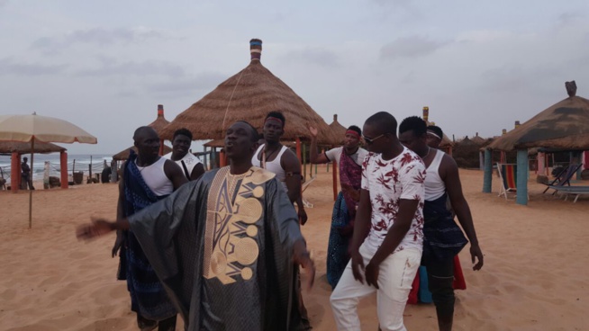 Exclusivité les premiėres images du tournage de la nouvelle vidéo du single Bada Doutt Bada de Pape Diouf. Regardez 