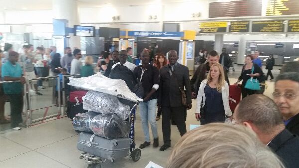 New Arrivé de Pape Diouf la génération consciente et Bay Babu à JFK aéroport de New York pour l'américain tour de New African Production. New Arrivé de Pape Diouf la génération consciente et Bay Babu à JFK aéroport de New York pour l'américain tour de New African Production.