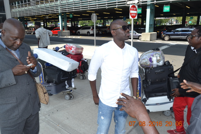 Les images de l'arrivé de Pape Diouf, la génération consciente et Bay Babu à l'aéroport JFK de New York. Les images de l'arrivé de Pape Diouf, la génération consciente et Bay Babu à l'aéroport JFK de New York.