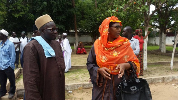 Vidéo et photos - Gambie : Mobilisation de militants et parents devant la Haute Cour de justice pour soutenir Ousaïnou Darboe et Cie Vidéo et photos - Gambie : Mobilisation de militants et parents devant la Haute Cour de justice pour soutenir Ousaïnou Darboe et Cie