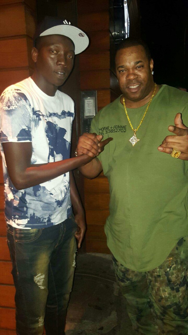Le rappeur Bai BABU en tournée au État unis pose avec le géant de la musique Américaine Busta Rhymes