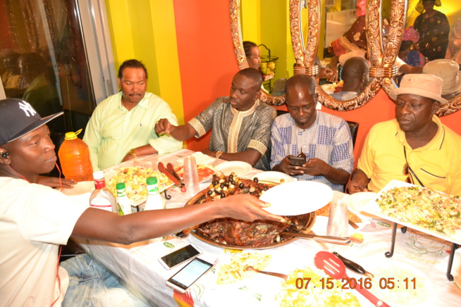 La surprise de la grande dame Adja Astou Kane Faye Smith et ses amies à Pape Diouf à New York. La surprise de la grande dame Adja Astou Kane Faye Smith et ses amies à Pape Diouf à New York.