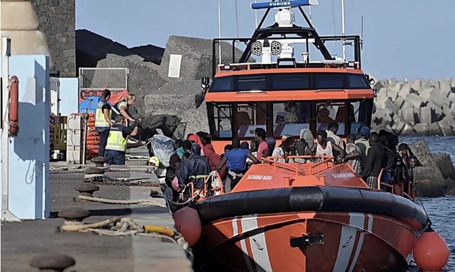 Canaries : 148 migrants partis du Sénégal secourus Canaries : 148 migrants partis du Sénégal secourus