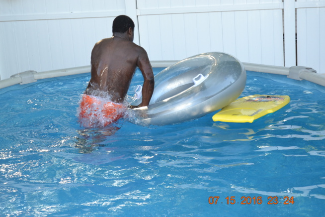 VIDEO. Regardez comment Pape Diouf et sa génération consciente se distraient dans la piscine à New Jersey avant de rallier Chicago le 16,17 Festival Madison Marquette et le 18 july Festival Winconsi.