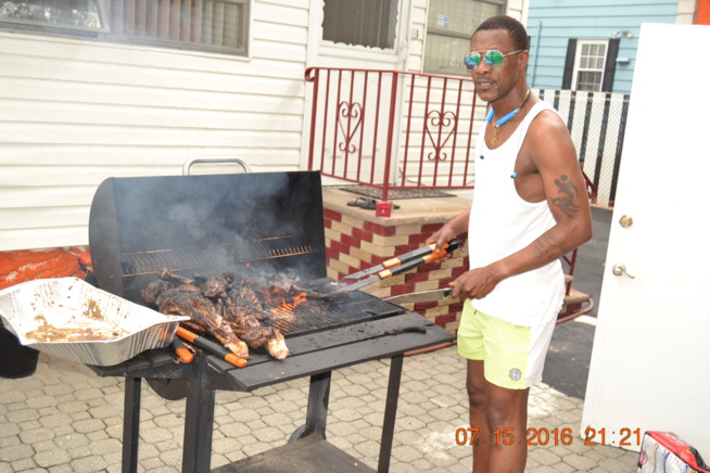 VIDEO. Regardez comment Pape Diouf et sa génération consciente se distraient dans la piscine à New Jersey avant de rallier Chicago le 16,17 Festival Madison Marquette et le 18 july Festival Winconsi.