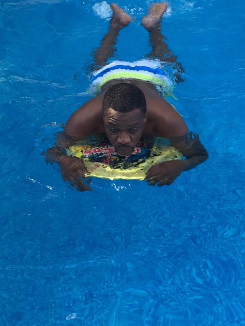 VIDEO. Regardez comment Pape Diouf et sa génération consciente se distraient dans la piscine à New Jersey avant de rallier Chicago le 16,17 Festival Madison Marquette et le 18 july Festival Winconsi.