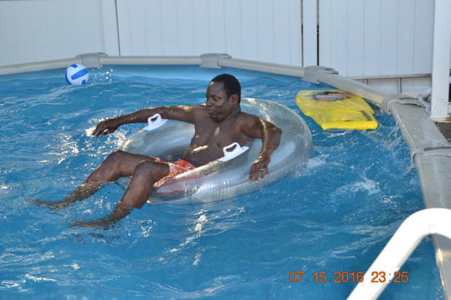 VIDEO. Regardez comment Pape Diouf et sa génération consciente se distraient dans la piscine à New Jersey avant de rallier Chicago le 16,17 Festival Madison Marquette et le 18 july Festival Winconsi.