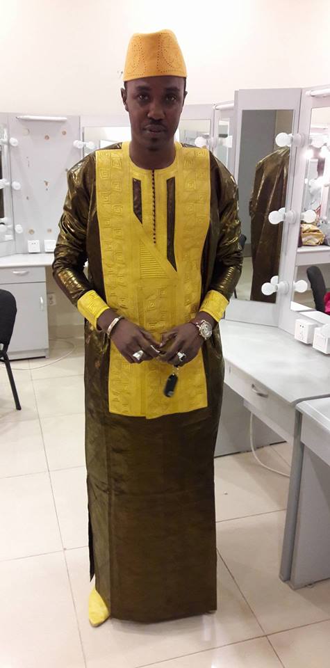 Cheikh Sarr de la SenTV en mode "ndanae" au grand théatre pour la grande buit "Sate Serigne Saliou" avec Mouhamed Niang. Cheikh Sarr de la SenTV en mode "ndanae" au grand théatre pour la grande buit "Sate Serigne Saliou" avec Mouhamed Niang.